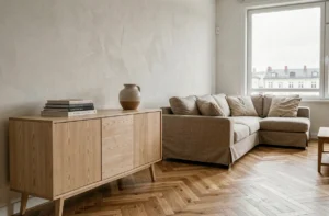 Salon scandinave moderne avec buffet en chêne clair et canapé en lin beige, mobilier élégant et fonctionnel pour intérieur contemporain